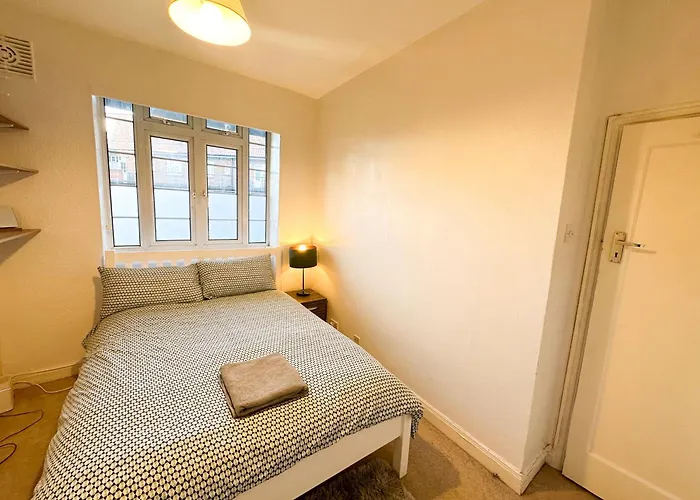 2 Bed Flat - Short Walk From Brent Cross Station