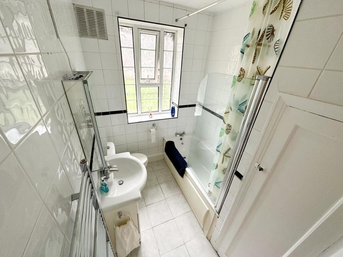 2 Bed Flat - Short Walk From Brent Cross Station Apartment *