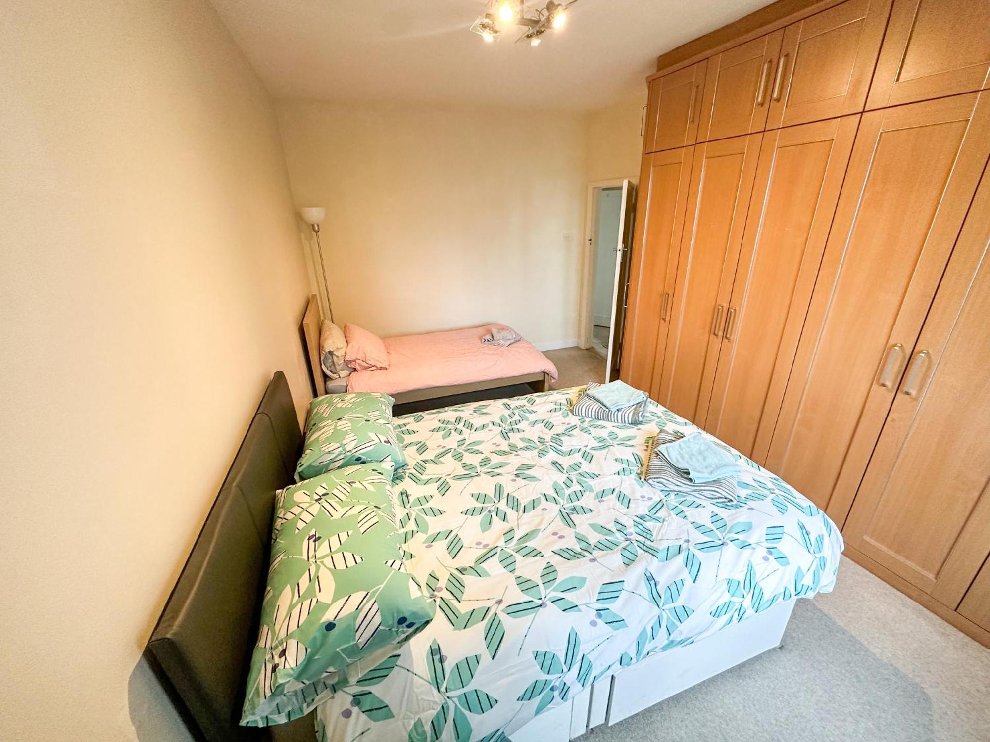 2 Bed Flat - Short Walk From Brent Cross Station