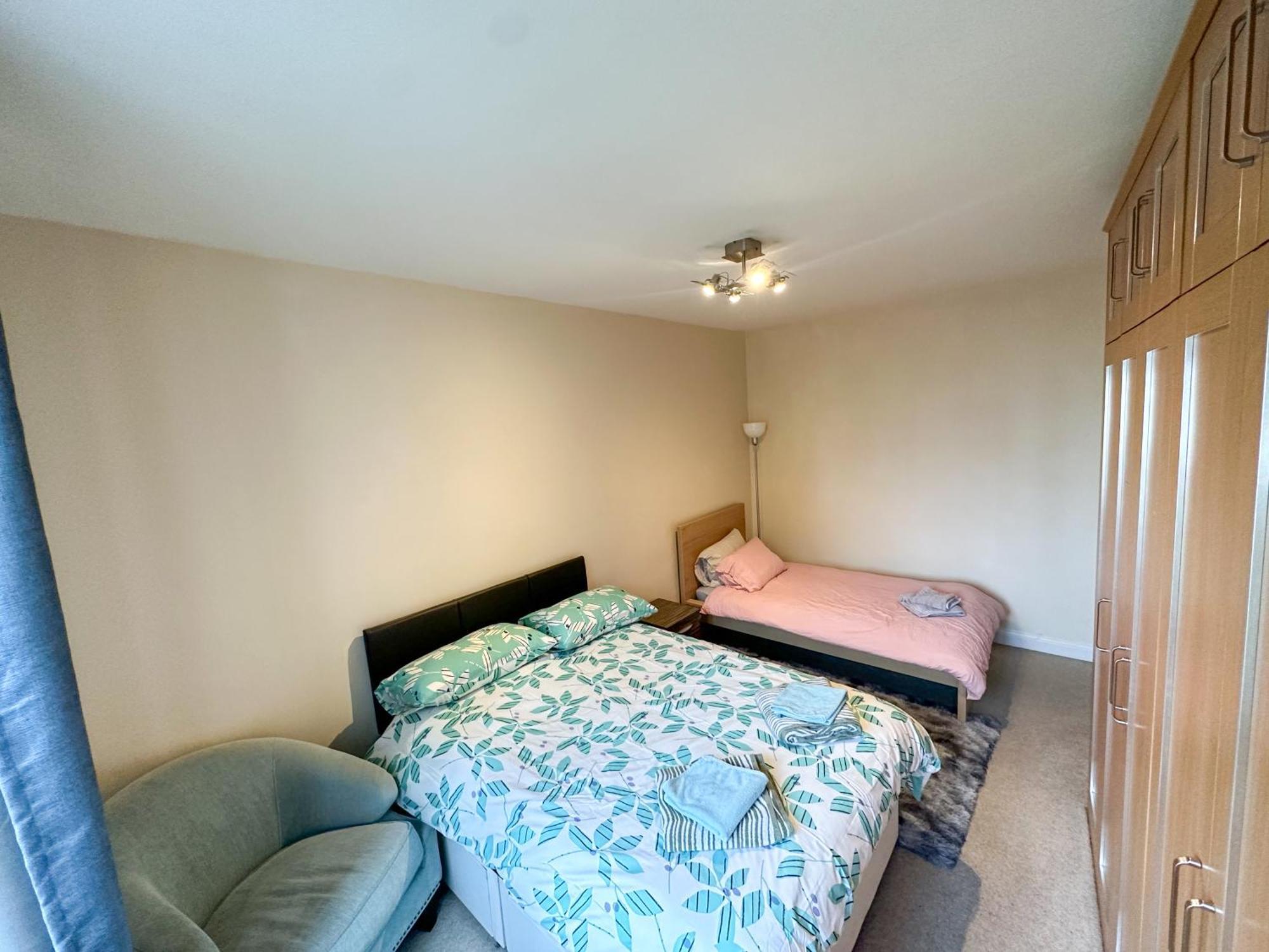 2 Bed Flat - Short Walk From Brent Cross Station Apartment